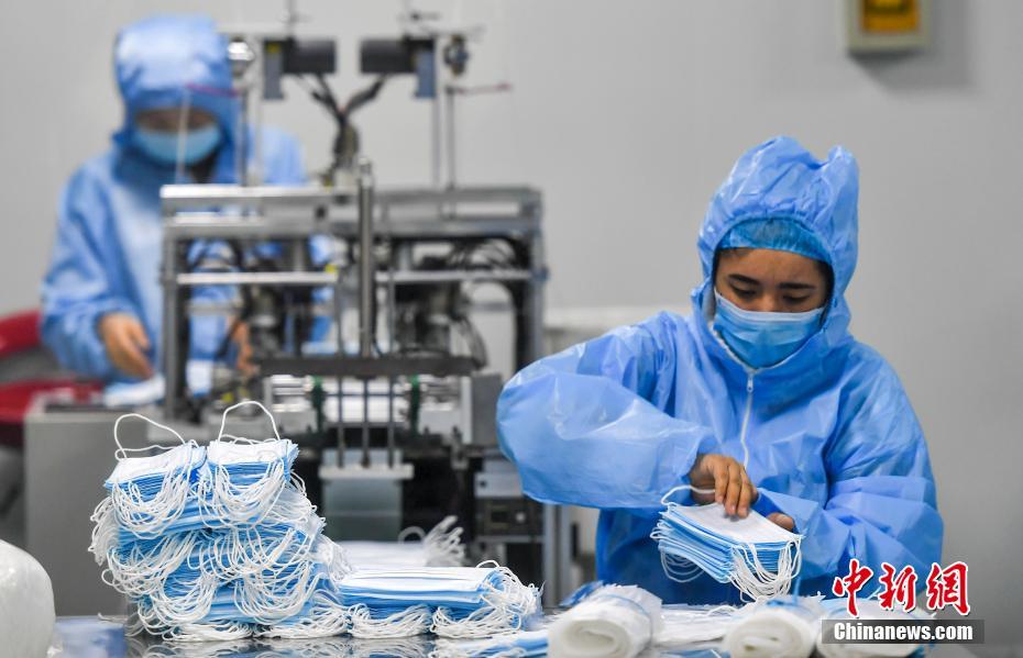 千家企業開足馬力 新疆火線滿負荷生產醫用口罩與隔離服